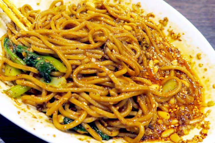 汁なし担々麺に悶絶 伏兵はカツオたたきの生ニンニク Nikkei Style 汁なし担々麺に悶絶 伏兵はカツオたたきの生ニンニク Nikkei Style