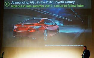 図1　トヨタは2017年夏に北米で発売する2018年型「カムリ」の車載情報システムに、「AGL（Automotive Grade Linux）」を採用する。カムリに続き、多くのトヨタ車やレクサスブランドにも展開する。2017年5月に開催された「Automotive Linux Summit 2017」で発表した（写真:日経Automotive）