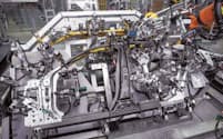 図4 BMW社の7シリーズの生産ライン。CFRPを使って部品を加工し、ボディーとして組み立てるために専用の設備や生産ラインを新設している（写真:BMW）