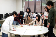 客員教授を務める追手門学院大学でのゼミ風景(写真中央上)