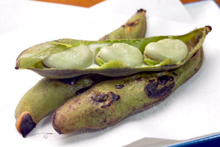 そら豆の皮は食べる 食べない さやごと蒸し焼きに Nikkei Style そら豆の皮は食べる 食べない さやごと蒸し焼きに Nikkei Style