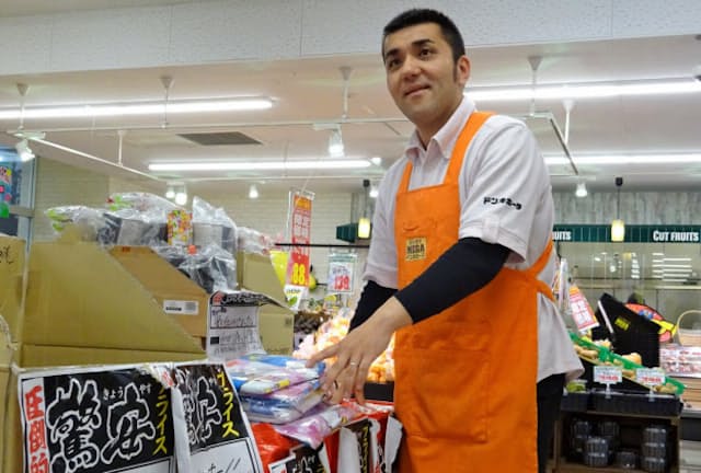 「MEGAドン・キホーテ立川店」（東京都立川市）の布施店長は、1日2回売り場を巡回する