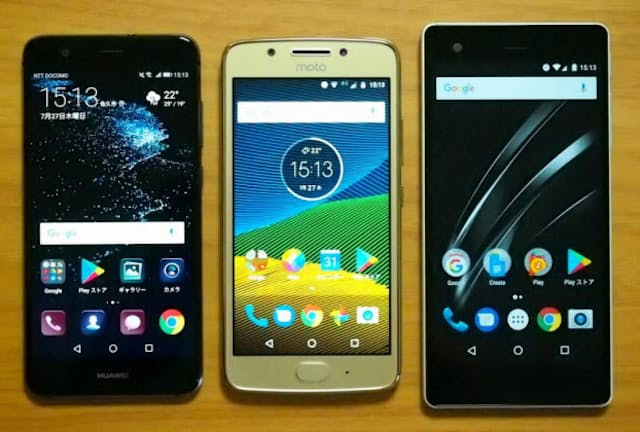 左から「P10 lite」（ファーウェイ）、「Moto G5」（モトローラ）、「VAIO Phone A」（VAIO）