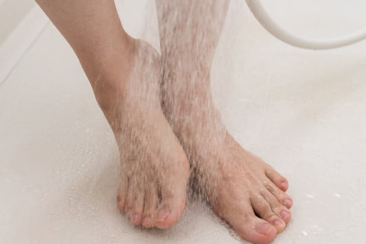 水虫で転倒しやすく 歩き方に異変 高齢者注意 Nikkei Style 水虫で転倒しやすく 歩き方に異変 高齢者注意 Nikkei Style
