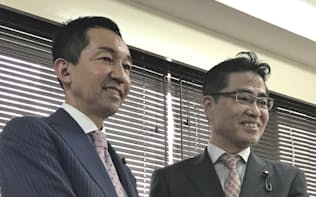 国政新党への参加を表明した福田峰之内閣府副大臣(左)と若狭勝氏（24日、都内）