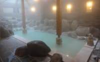 箱根太陽山荘の温泉の泉質は、酸性の硫酸塩泉。美しい色にうっとり
