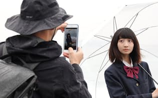 iPhonegrapherとして知られる三井カメラマンの協力のもと、カメラ機能に焦点を当てiPhone 8/8 Plusの実力を検証した（モデル　内海未希）