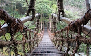 祖谷のかずら橋。まるで秘境の世界への入口のように見えますね（写真:japan-guide.com）