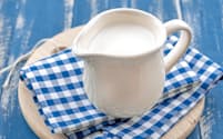 飽和脂肪酸を多く含む牛乳などの乳製品を過剰にとると、動脈硬化が促進され、心筋梗塞や脳卒中につながると考えられてきたが、最新の疫学研究からこの仮説は必ずしも当たらないことが分かってきた（c）yelenayemchuk-123rf