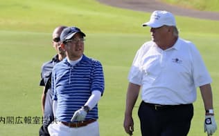2月の訪米時にゴルフを楽しむ安倍晋三首相（左）とトランプ大統領=内閣広報室提供