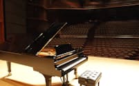 新潟・柏崎市文化会館アルフォーレの舞台。ピアノはホール備え付けのもの、ツィメルマンは自身の楽器を持ち込んだ。
