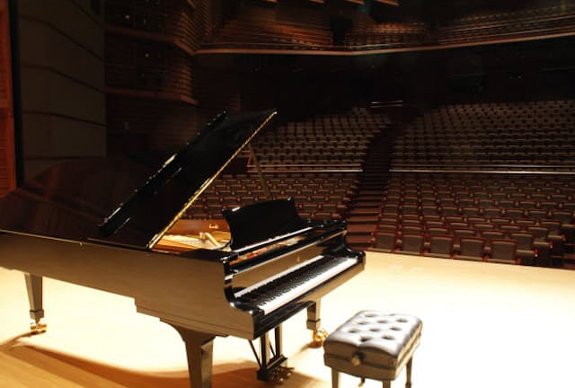 新潟・柏崎市文化会館アルフォーレの舞台。ピアノはホール備え付けのもの、ツィメルマンは自身の楽器を持ち込んだ。