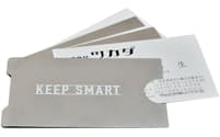 「KEEP SMART」。挟んでおける名刺は基本的に3枚まで。名刺と名刺の間に厚さ0.1mmの仕切り鋼板があり、圧着によるインク移りを防止
