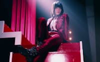 欅坂46のセンター平手友梨奈のソロ楽曲『渋谷からPARCOが消えた日』では、真っ赤なスーツに身を包んだ彼女が、80年代風の歌謡ロックをスタンドマイクを使いクールに歌いこなす