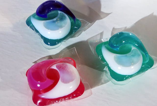 発売3年間で約1億個以上を売り上げたジェルボール型洗剤。17年9月上旬に黄ばみや黒ずみを落とす機能を強化した「アリエール ジェルボール3D」を発売した