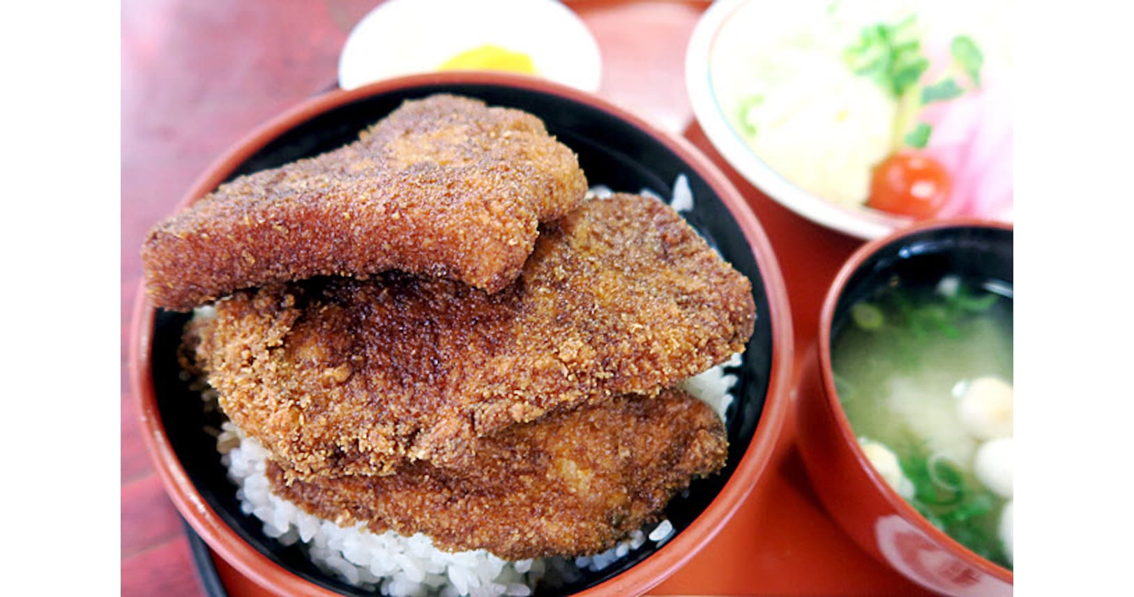 トンカツ誕生前 のカツ丼 福井 ソースで数枚盛り Nikkei Style トンカツ誕生前 のカツ丼 福井 ソースで数枚盛り Nikkei Style