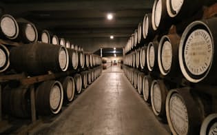 サントリー山崎蒸溜所の有料ガイドツアーで見学できる貯蔵庫。オーク材のたるに詰められた原酒がここで年月をかけて熟成され、美しい琥珀色に変わっていくのです。（写真:japan-guide.com）