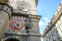 スイスの首都ベルンの旧市街にある時計塔＝PIXTA