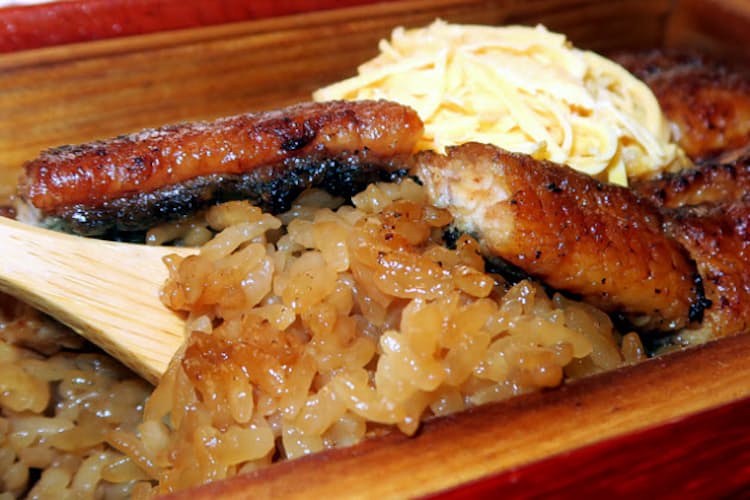 ウナギをせいろ蒸し ご飯に染みわたるたれ 柳川の味 Nikkei Style ウナギをせいろ蒸し ご飯に染みわたるたれ 柳川の味 Nikkei Style