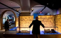 2017年11月14日、ワシントンDCに誕生した聖書の歴史、物語、影響に特化した博物館、「聖書博物館」のメディア向け内覧会で「聖書の歴史」という展示を見る来館者。（PHOTOGRAPH BY SAUL LOEB, AFP, GETTY IMAGES）