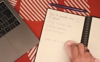 手で書いたことは記憶に残りやすい。何度も消せるノートは専用アプリでメモをPDF化して保存できる（写真:Keri Iwata）