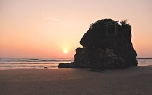 神迎（かみむかえ）神事が行われる稲佐の浜の夕日。鳥居が立つ岩は弁天島という名前