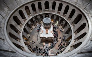 修復されたエディクラを訪れる人々（2017年3月21日撮影）。聖堂の床は、破損の危険性が高いと専門家は警告している。（PHOTOGRAPH BY ODED BALILTY, AP FOR NATIONAL GEOGRAPHIC）