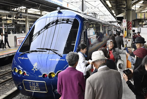豪華列車の旅は高齢者の人気が高い 東京急行電鉄の「ザ・ロイヤルエクスプレス」で伊豆に出発する乗客(横浜駅) 豪華列車の旅は高齢者の人気が高い 東京急行電鉄の「ザ・ロイヤルエクスプレス」で伊豆に出発する乗客(横浜駅)