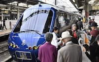 豪華列車の旅は高齢者の人気が高い　東京急行電鉄の「ザ・ロイヤルエクスプレス」で伊豆に出発する乗客（横浜駅）