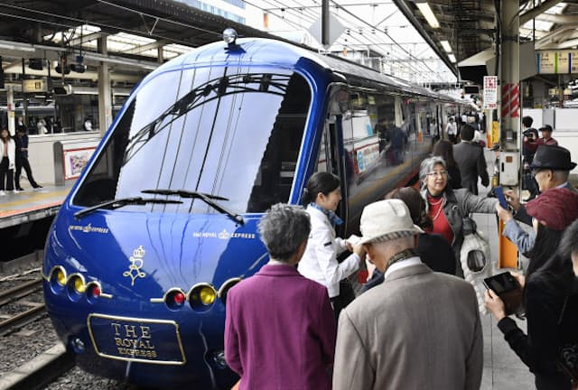 豪華列車の旅は高齢者の人気が高い　東京急行電鉄の「ザ・ロイヤルエクスプレス」で伊豆に出発する乗客（横浜駅）