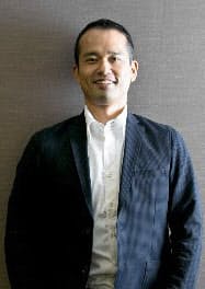 1997年慶応大総合政策学部卒、ソフトバンク入社。2000年ネットプライス(現BEENOS)社長、同社を上場に導く。15年シンガポールを拠点に起業家支援のBEENEXT設立