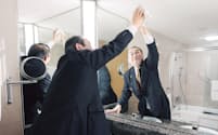 ホテルオークラ東京　客室課マネージャー佐藤俊雄さん　　1980年にホテルオークラ東京入社以来、一貫して客室対応を担当。客室清掃チェックに関する同ホテルの社内資格「マスター・オブ・ハウスキーピング」の試験官を務める