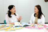 自宅で働ける魅力を語り合う、「ECCジュニア」のホームティーチャー、河部知賀子さん(左)と細井万裕さん