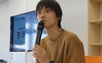 11月6日、代々木アニメーション学院東京校で「声優になるためには」をテーマに講演する吉田尚記氏。ニッポン放送アナウンサー。サブカル知識を武器にアニメやゲームなどのイベントに司会として登場している。