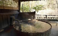 黒川温泉・旅館山河の貸し切り温泉「六尺桶風呂」。宿泊客は無料で入れる