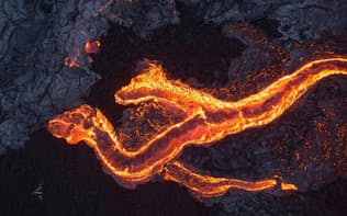 米国ハワイ島、キラウエア火山から流れる溶岩流。ドローンを使って撮影した。(PHOTOGRAPH BY EREZ MAROM)