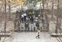 隔離された屋外の喫煙所。世界でも珍しい光景だ(東京都品川区) 隔離された屋外の喫煙所。世界でも珍しい光景だ(東京都品川区)