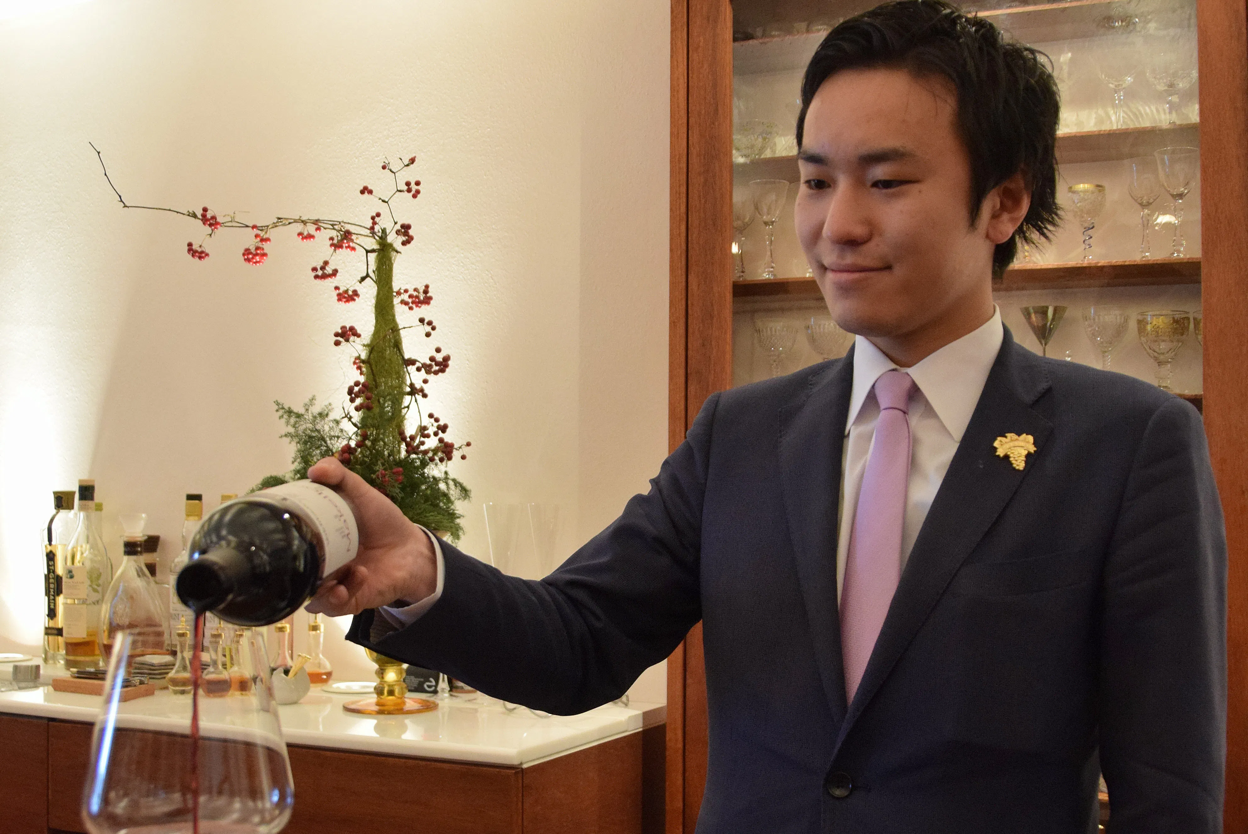 飲食業界の 待遇改革 ソムリエが先頭に 次元が違う ワインが売れないバー Nikkei Style 飲食業界の 待遇改革 ソムリエが先頭に 次元が違う ワインが売れないバー Nikkei Style