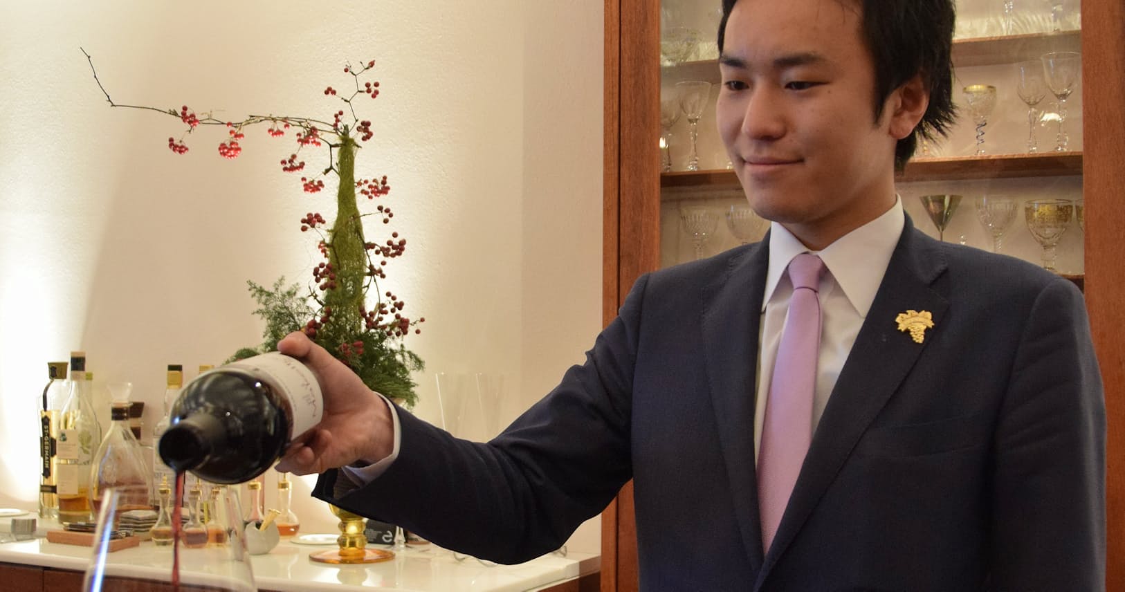 飲食業界の 待遇改革 ソムリエが先頭に 次元が違う ワインが売れないバー Nikkei Style 飲食業界の 待遇改革 ソムリエが先頭に 次元が違う ワインが売れないバー Nikkei Style