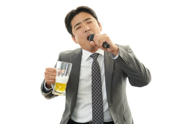 飲酒後のカラオケは楽しいが、実は想像以上に喉に負担をかけているのだ（c）Shojiro Ishihara-123rf