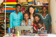 ウガンダで起業した仲本千津氏。現地の女性らと布バッグを製造・販売