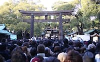 初詣の人々でにぎわう明治神宮。外国の人も大勢、参拝に訪れています(写真:japan-guide.com)