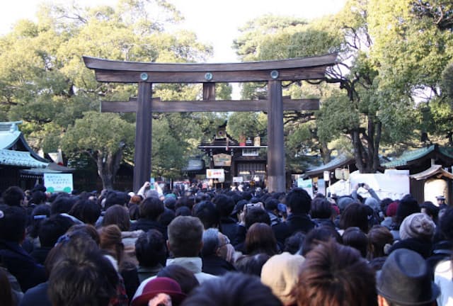 初詣の人々でにぎわう明治神宮。外国の人も大勢、参拝に訪れています(写真：japan-guide.com)