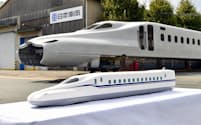 愛知県豊川市の日本車輛製造で報道公開されたN700S。手前は完成予想の模型
