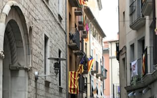 カタルーニャ州ジローナでは多くの家が州旗を掲げる