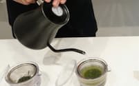 「煎茶堂東京」では、コーヒーのようなケトルとオリジナルの透明急須でシングルオリジン緑茶の試飲ができる。透明急須は茶葉が広がり、色が出る様子がわかりやすく、目でも楽しめる