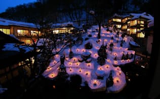 会津東山温泉「向瀧」の中庭、回遊式日本庭園を彩る「雪見ろうそく」（写真:向瀧）
