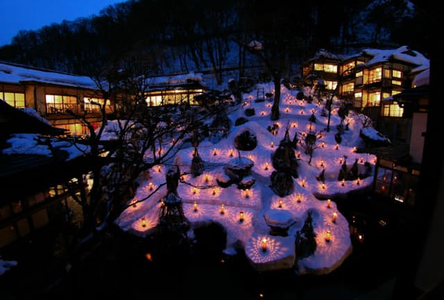 会津東山温泉「向瀧」の中庭、回遊式日本庭園を彩る「雪見ろうそく」（写真：向瀧）