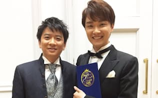 カウンターテナーとして国際的に活躍するオペラ歌手、藤木大地さん（左）とのツーショット