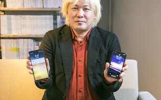 いつもiPhone X（右）とGalaxy Note8を持ち歩いている津田大介氏。2台を使い比べることでわかった違いは何か